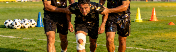 某球星在训练中受伤被搀扶离场